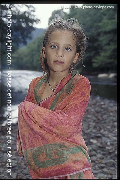 petite fille au bord de l'eau - little girl at the water's edge